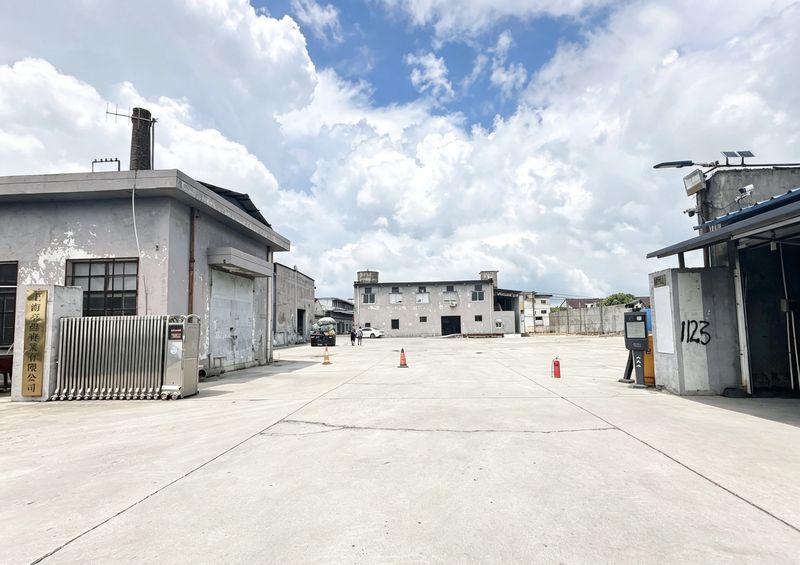 厂区大门与货场实拍，大车进出方便